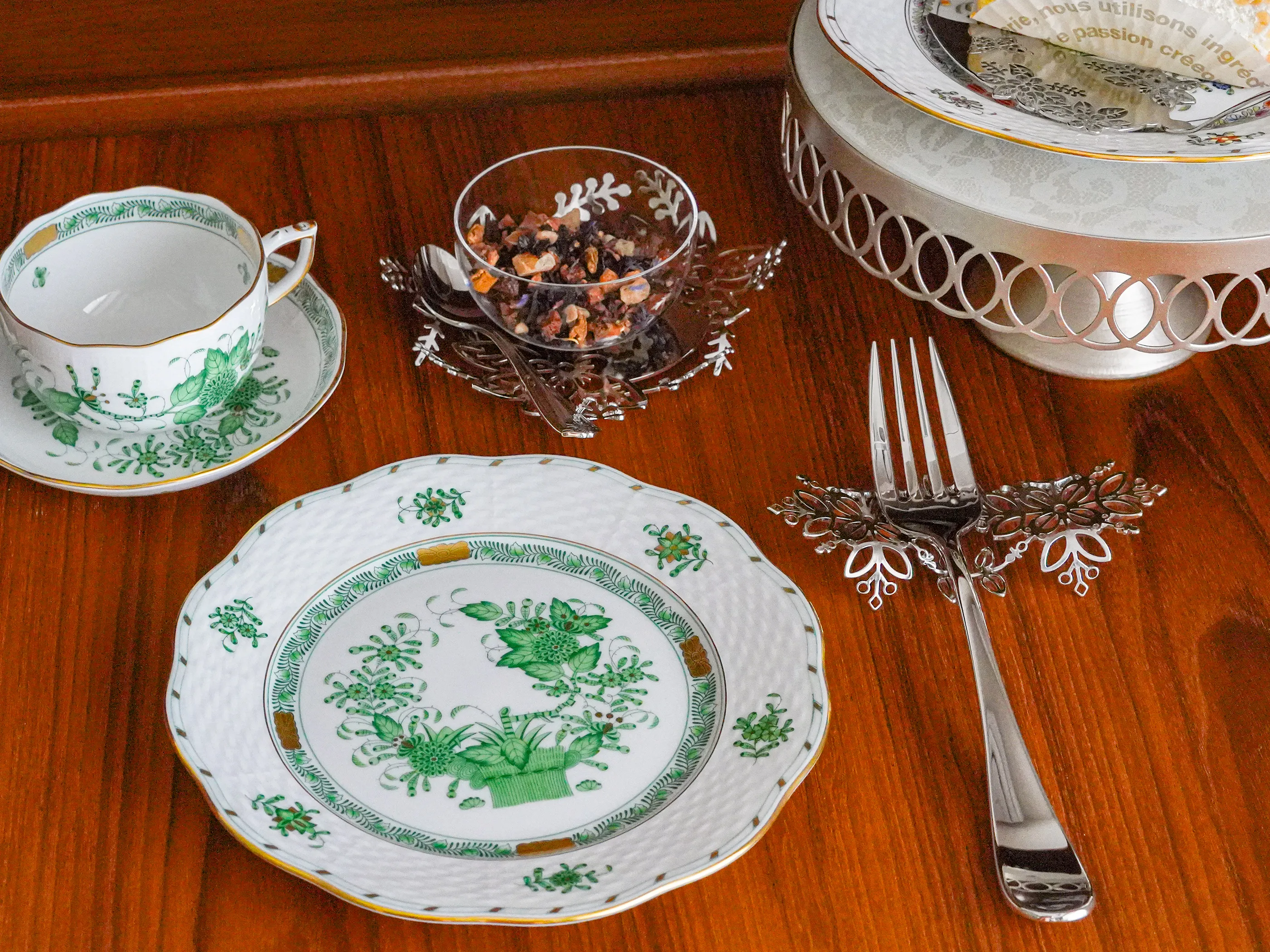 ヘレンドの定番「アポニー」と「インドの華」｜実用にも映える上品な