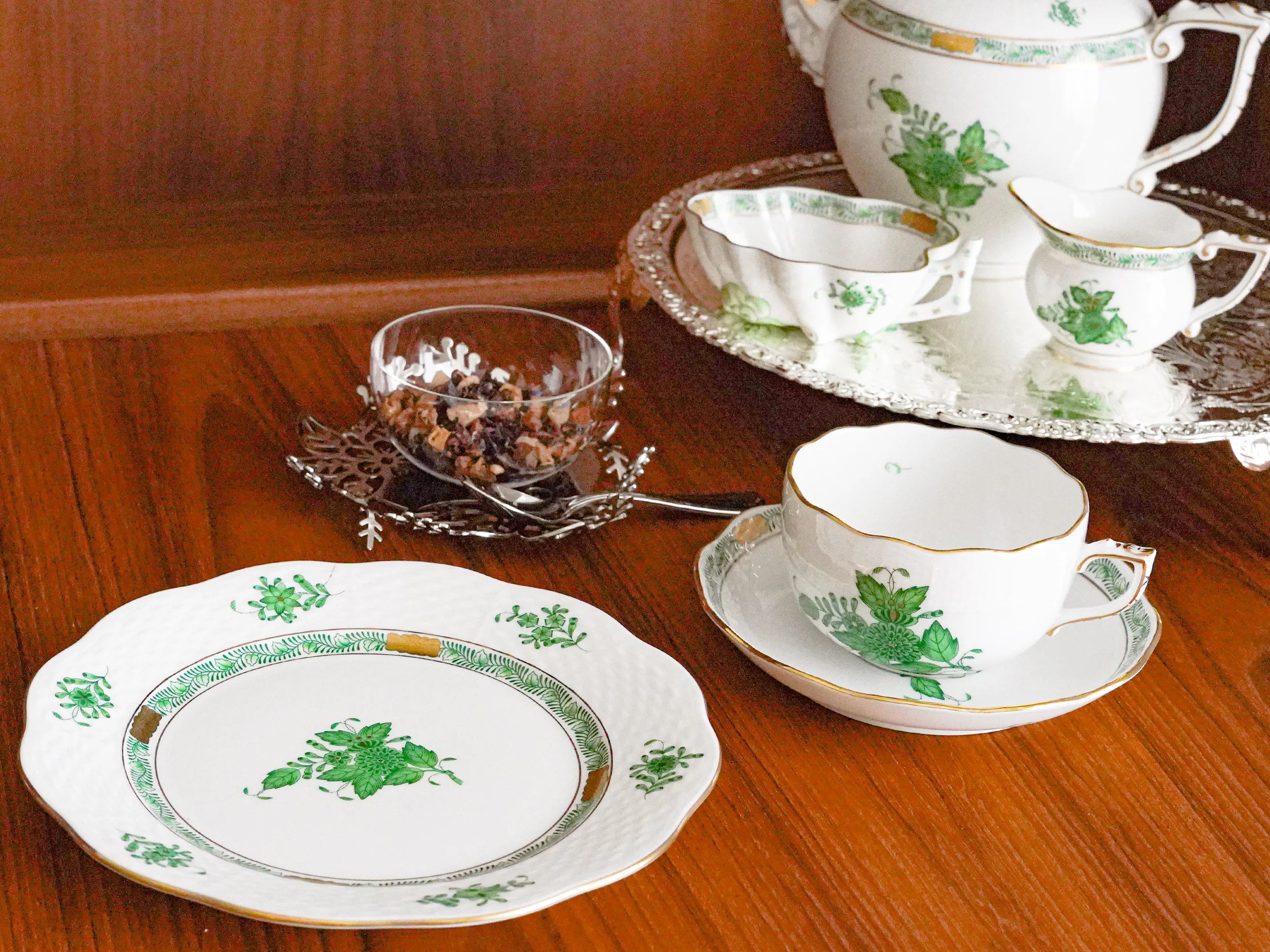 ヘレンドの定番「アポニー」と「インドの華」｜実用にも映える上品な