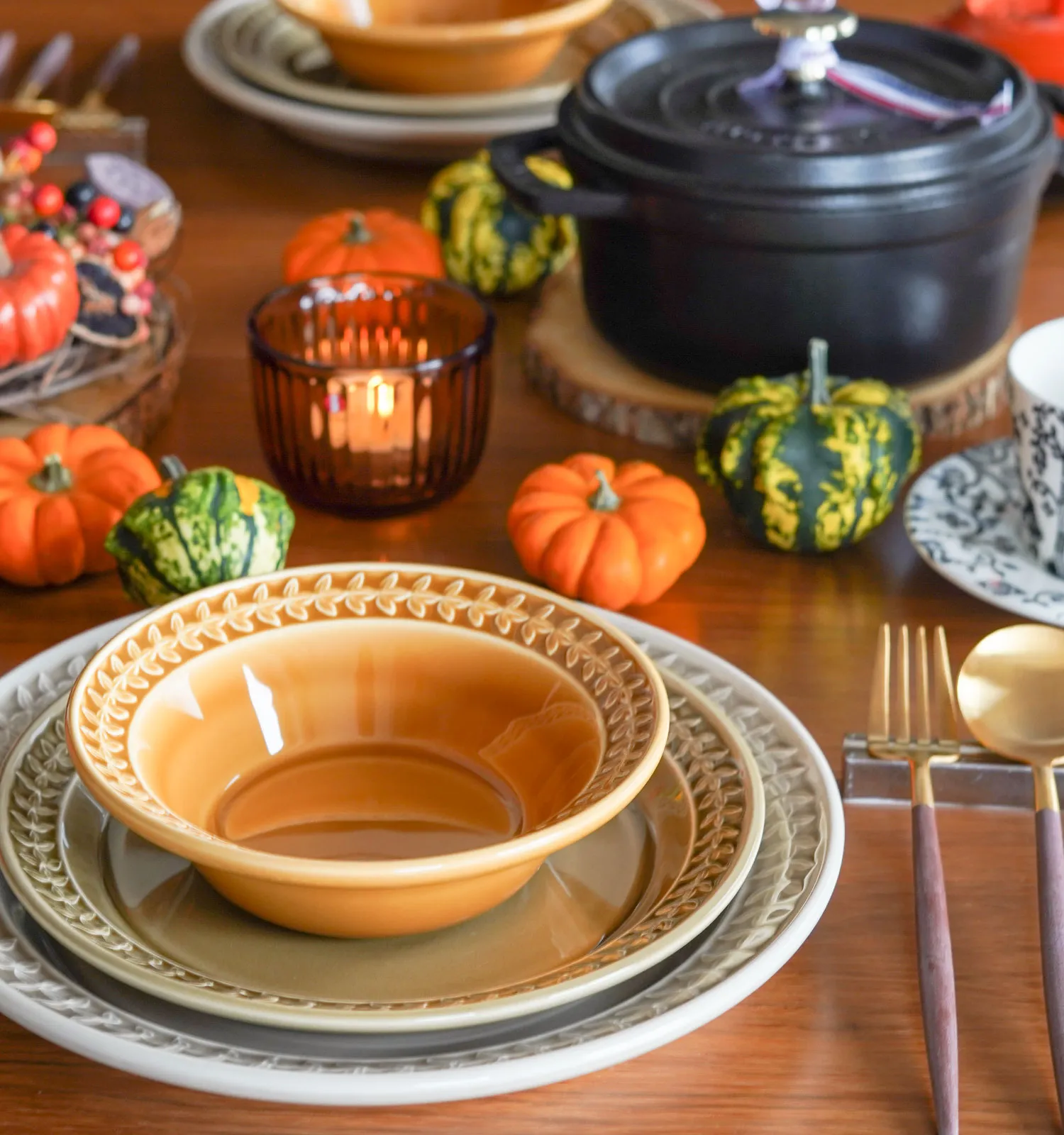 秋のテーブルコーディネート画像