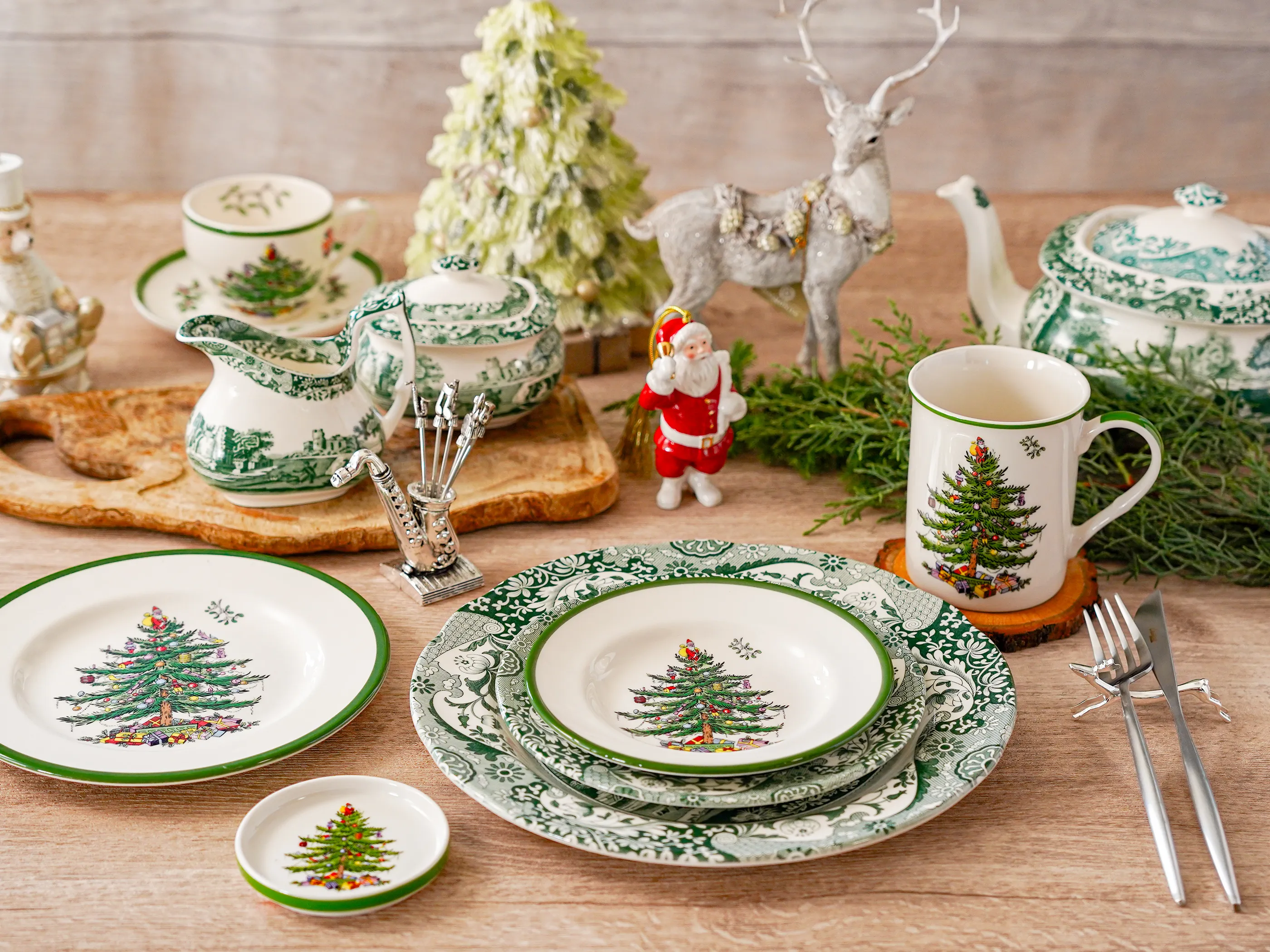 クリスマスのテーブルコーディネートの画像