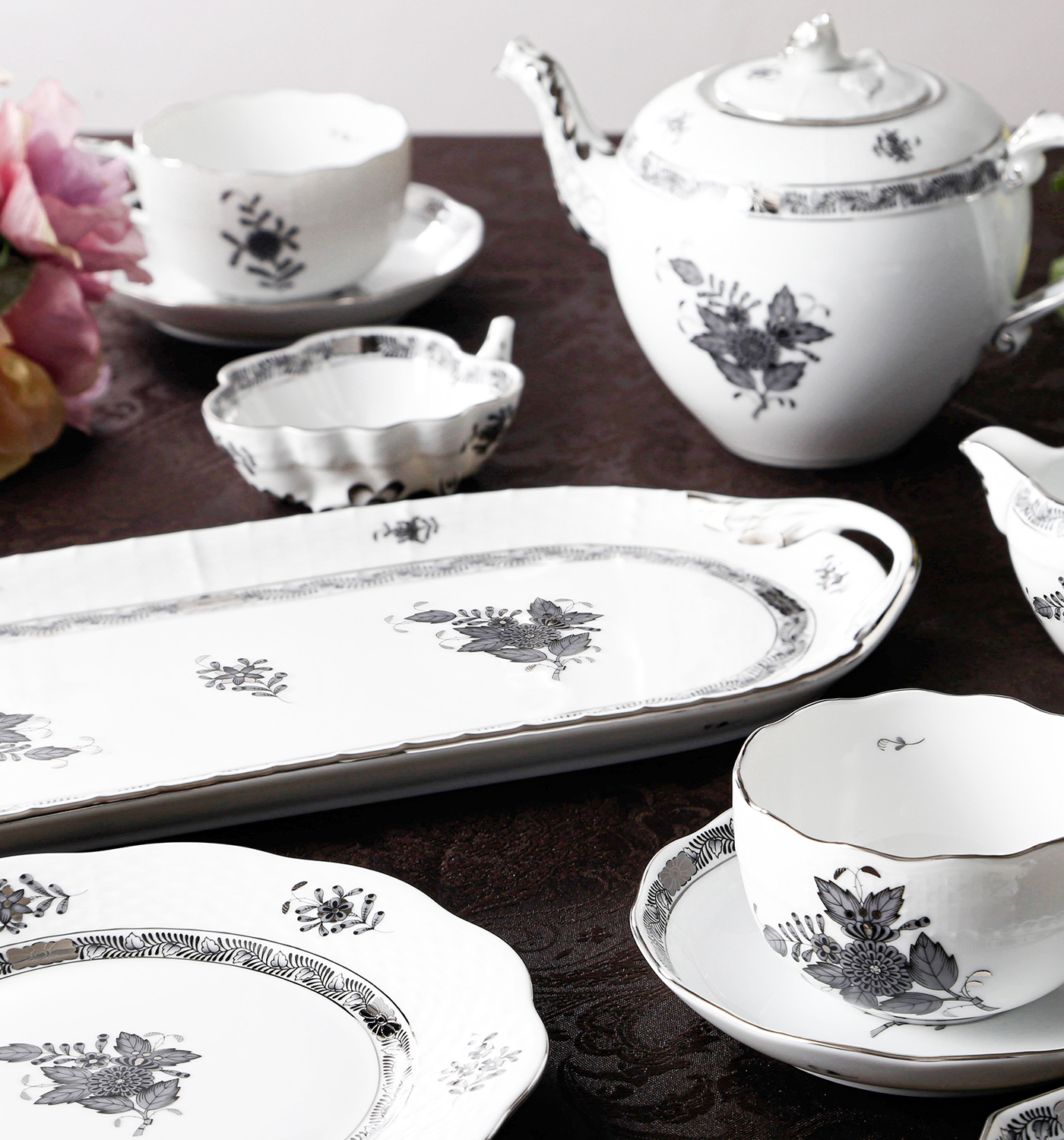 ヘレンド アポニーブラックプラチナ｜白磁×黒の美しいコントラスト