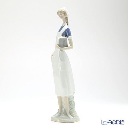 リヤドロ 優しいナース 4603