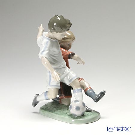 リヤドロ 未来のストライカー 8401