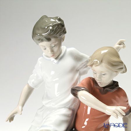 リヤドロ 未来のストライカー 8401