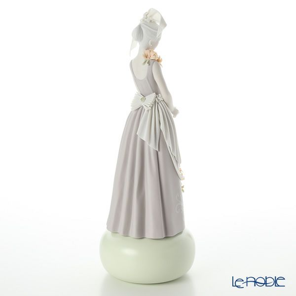 リヤドロ オート・アリュール （高貴） 09359（42×15cm）