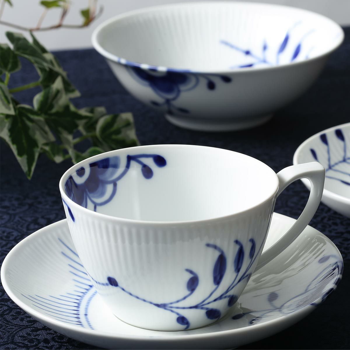 ロイヤルコペンハーゲン（Royal Copenhagen） ブルー フルーテッド メガ ティーカップ＆ソーサー 280ml 2381086／1017335