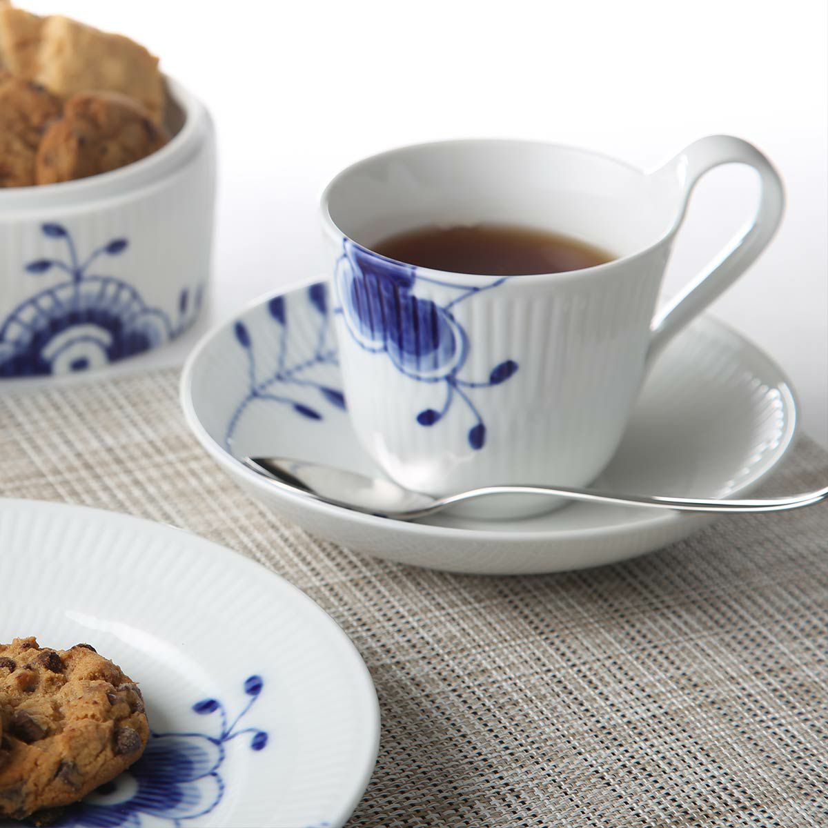 ロイヤルコペンハーゲン（Royal Copenhagen） ブルー フルーテッド メガ ティーカップ＆ソーサー（ハイハンドル） 240ml 2382092／1016909