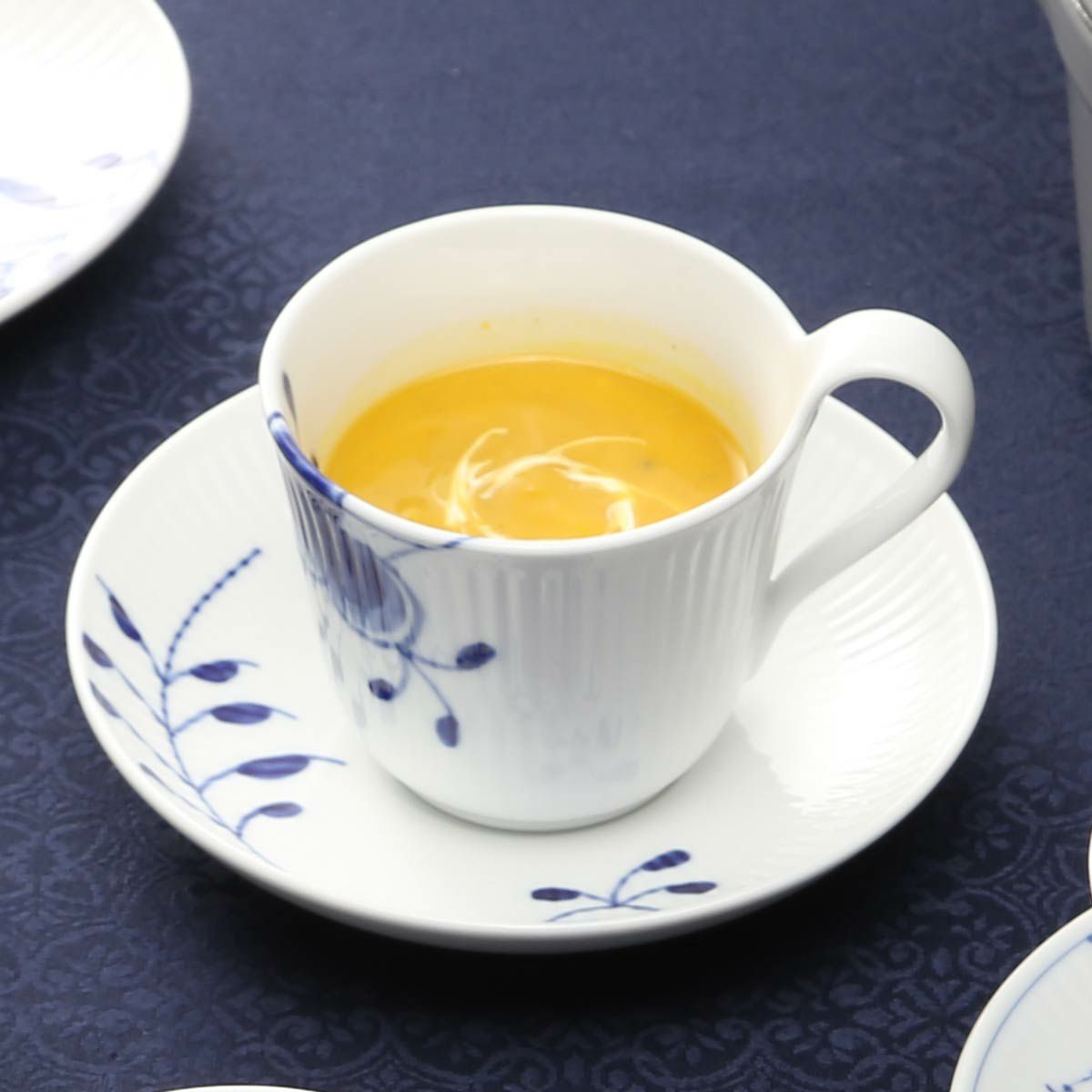 ロイヤルコペンハーゲン（Royal Copenhagen） ブルー フルーテッド メガ ティーカップ＆ソーサー（ハイハンドル） 240ml 2382092／1016909