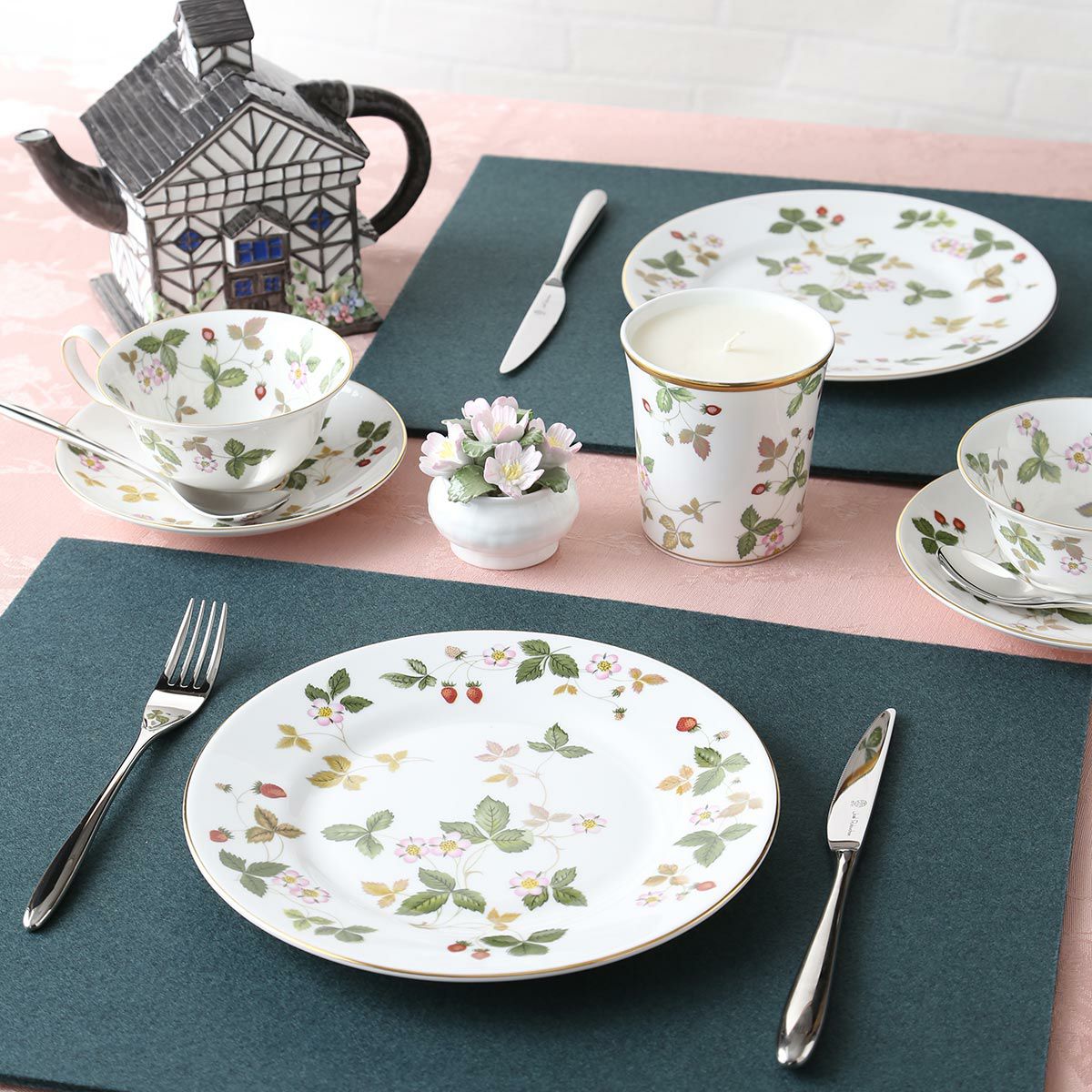 ウェッジウッド（Wedgwood） ワイルドストロベリー ティーカップ＆ソーサー（ピオニー）200ml