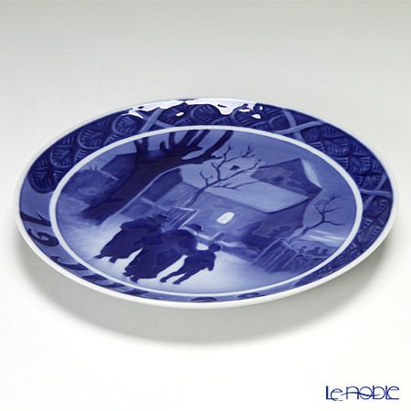 ロイヤルコペンハーゲン（Royal Copenhagen） イヤープレート 1928年／昭和3年 「教会へ向かう牧師の家族」