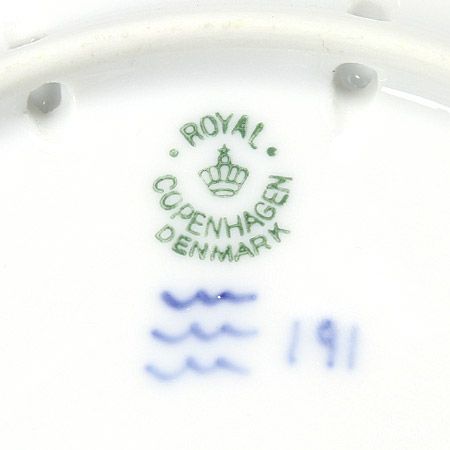 ロイヤルコペンハーゲン（Royal Copenhagen） イヤープレート 1928年／昭和3年 「教会へ向かう牧師の家族」