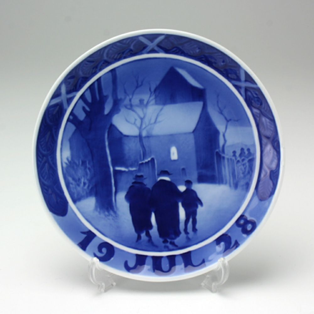 ロイヤルコペンハーゲン（Royal Copenhagen） イヤープレート 1928年／昭和3年 「教会へ向かう牧師の家族」
