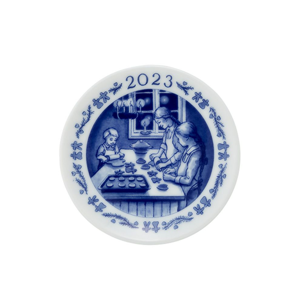 ロイヤルコペンハーゲン（Royal Copenhagen） ミニプラケット／ミニイヤープレート 8cm 2023年／令和5年 「CHRISTMAS BAKING クリスマスのクッキー作り」 1423702／1066050