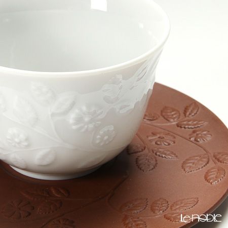 マイセン（Meissen） 歴代レリーフ 55954／85662 白磁カップ＆ベットガーセッ器ソーサー 1984年発表 小花模様