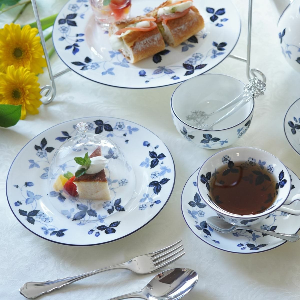 ウェッジウッド（Wedgwood） ストロベリーインクブルー ティーカップ＆ソーサー ピオニー 200ml