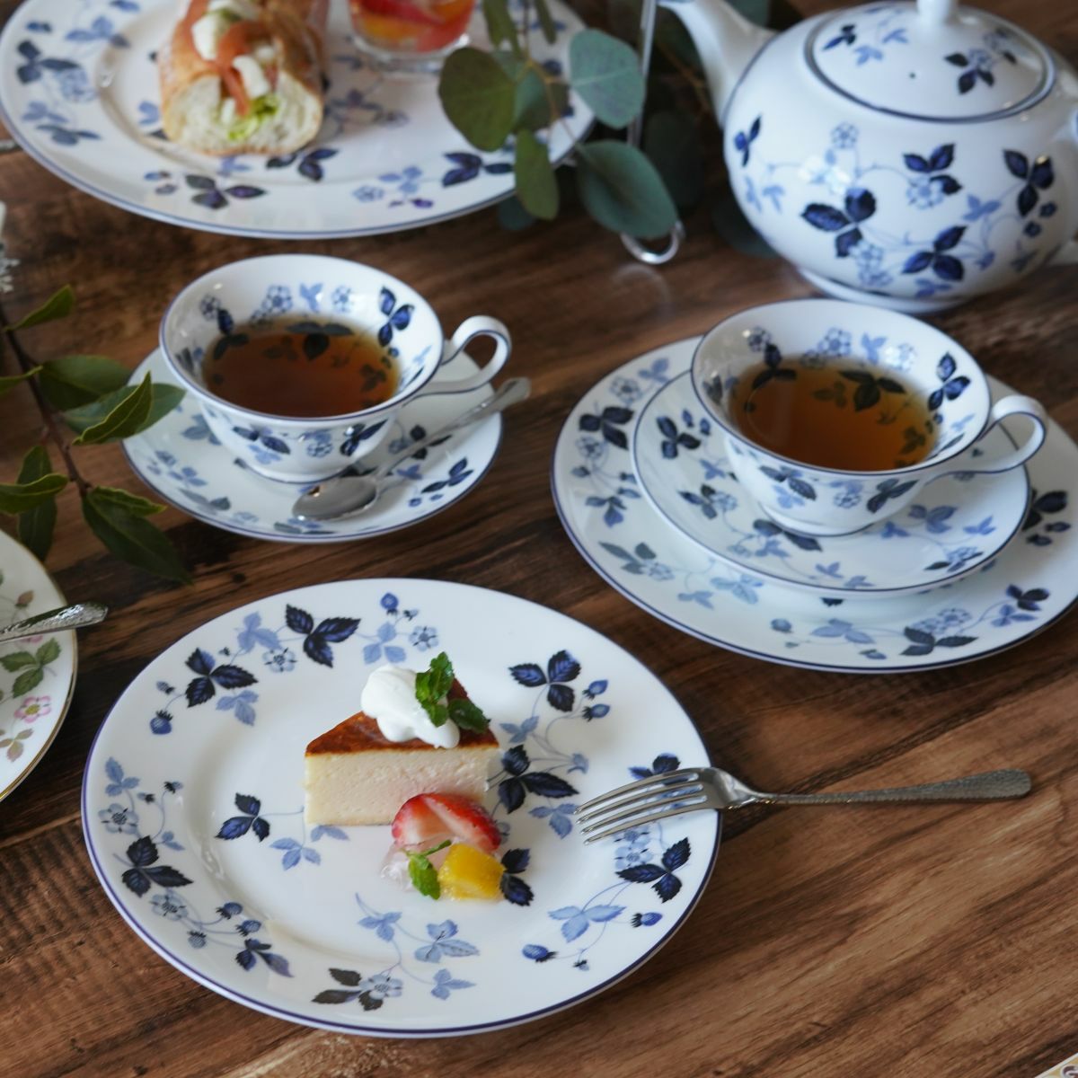 ウェッジウッド（Wedgwood） ストロベリーインクブルー ティーカップ＆ソーサー ピオニー 200ml