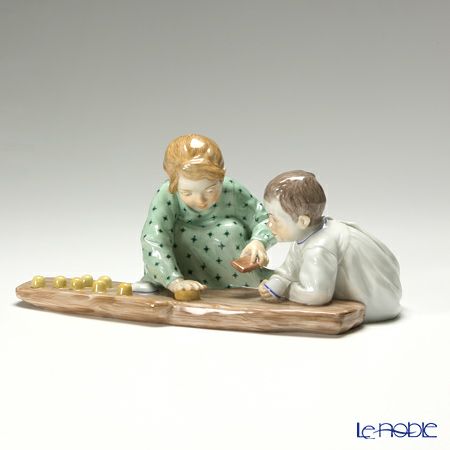 マイセン（Meissen） ヘンチェルの子供シリーズ 900100／73372 砂遊びをする子供