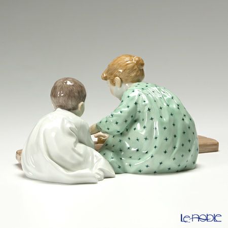 マイセン（Meissen） ヘンチェルの子供シリーズ 900100／73372 砂遊びをする子供