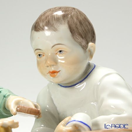 マイセン（Meissen） ヘンチェルの子供シリーズ 900100／73372 砂遊びをする子供