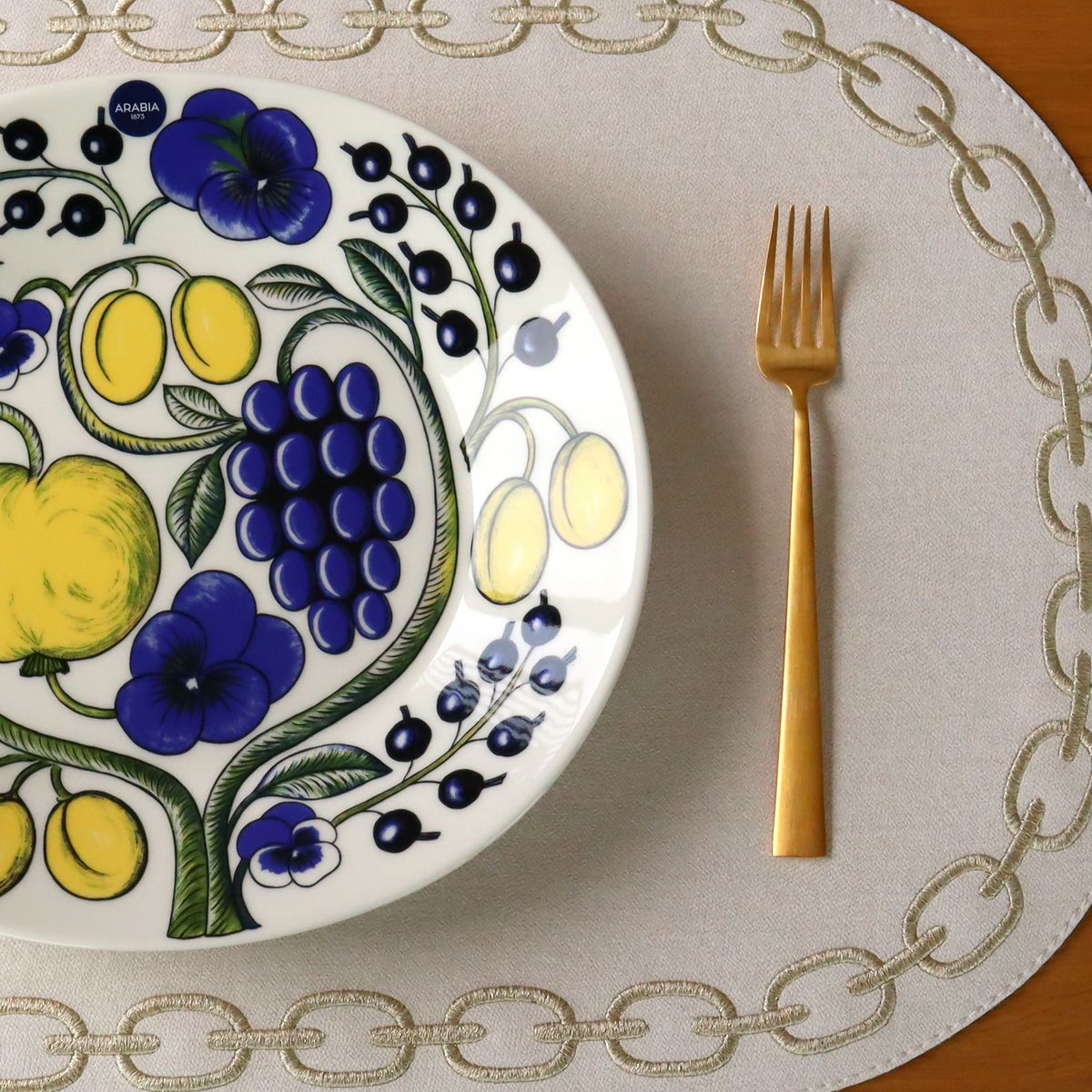 トルコ雑貨 アルテペレ チェーン プレースマット／ランチョンマット オーバル デニム調 ホワイト／シャンパン 刺繍ラメ入り 32×45cm PVC加工合皮製 撥水加工