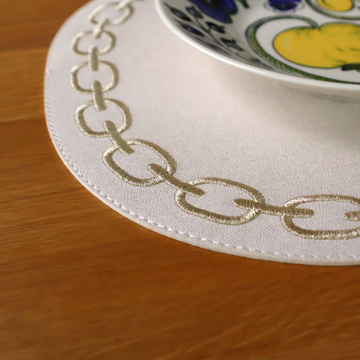 トルコ雑貨 アルテペレ チェーン プレースマット／ランチョンマット オーバル デニム調 ホワイト／シャンパン 刺繍ラメ入り 32×45cm PVC加工合皮製 撥水加工