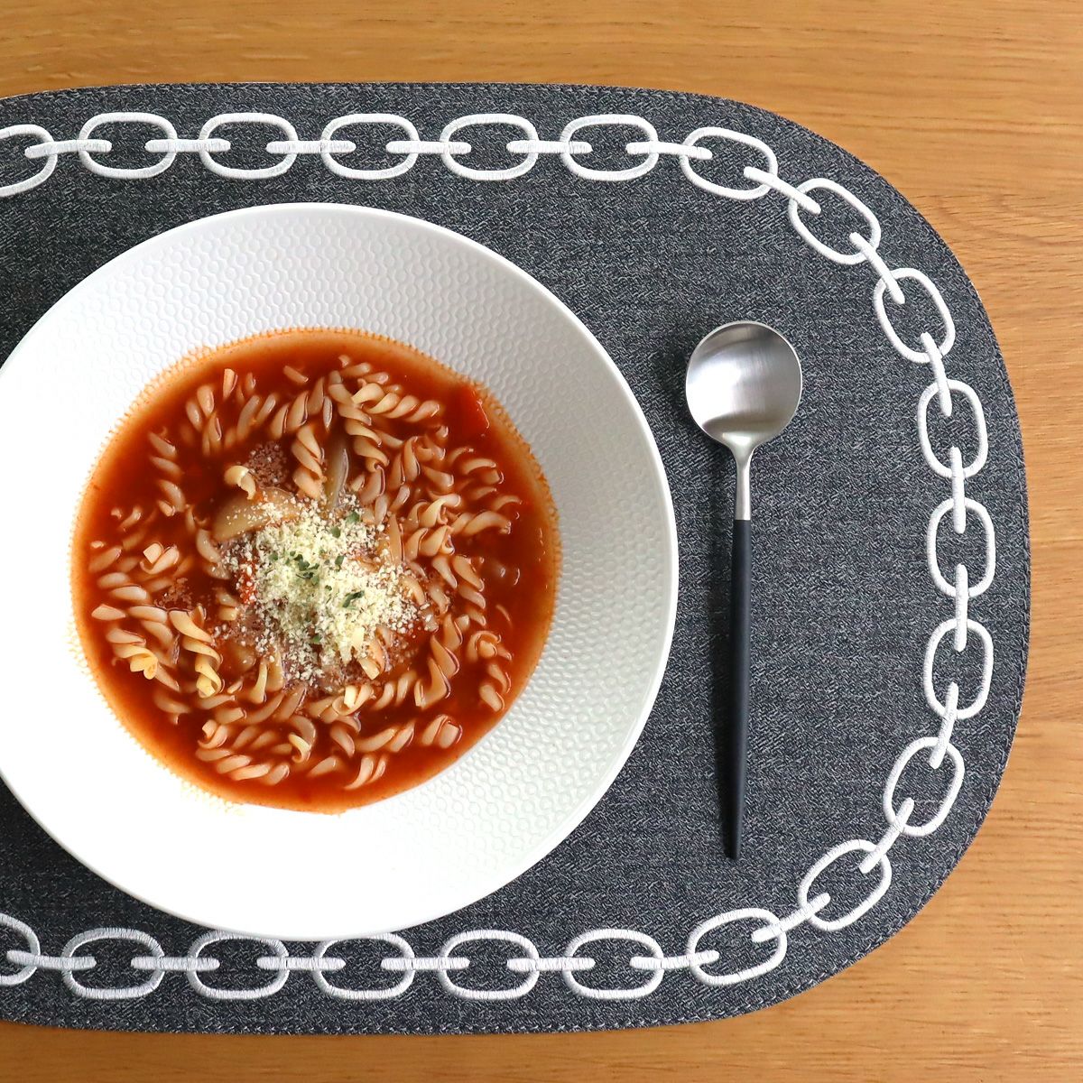 トルコ雑貨 アルテペレ チェーン プレースマット／ランチョンマット オーバル デニム調 グレー／ホワイト 32×45cm PVC加工合皮製 撥水加工