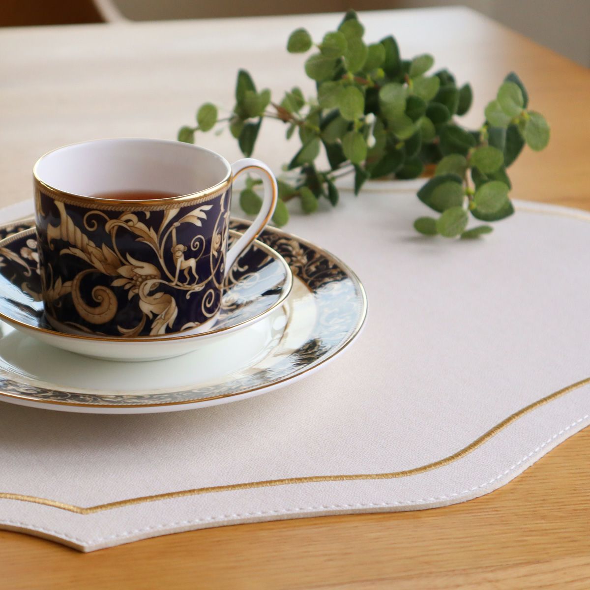 トルコ雑貨 アルテペレ カーリー プレースマット／ランチョンマット デニム調 ホワイト／ゴールド 35×48cm PVC加工合皮製 撥水加工