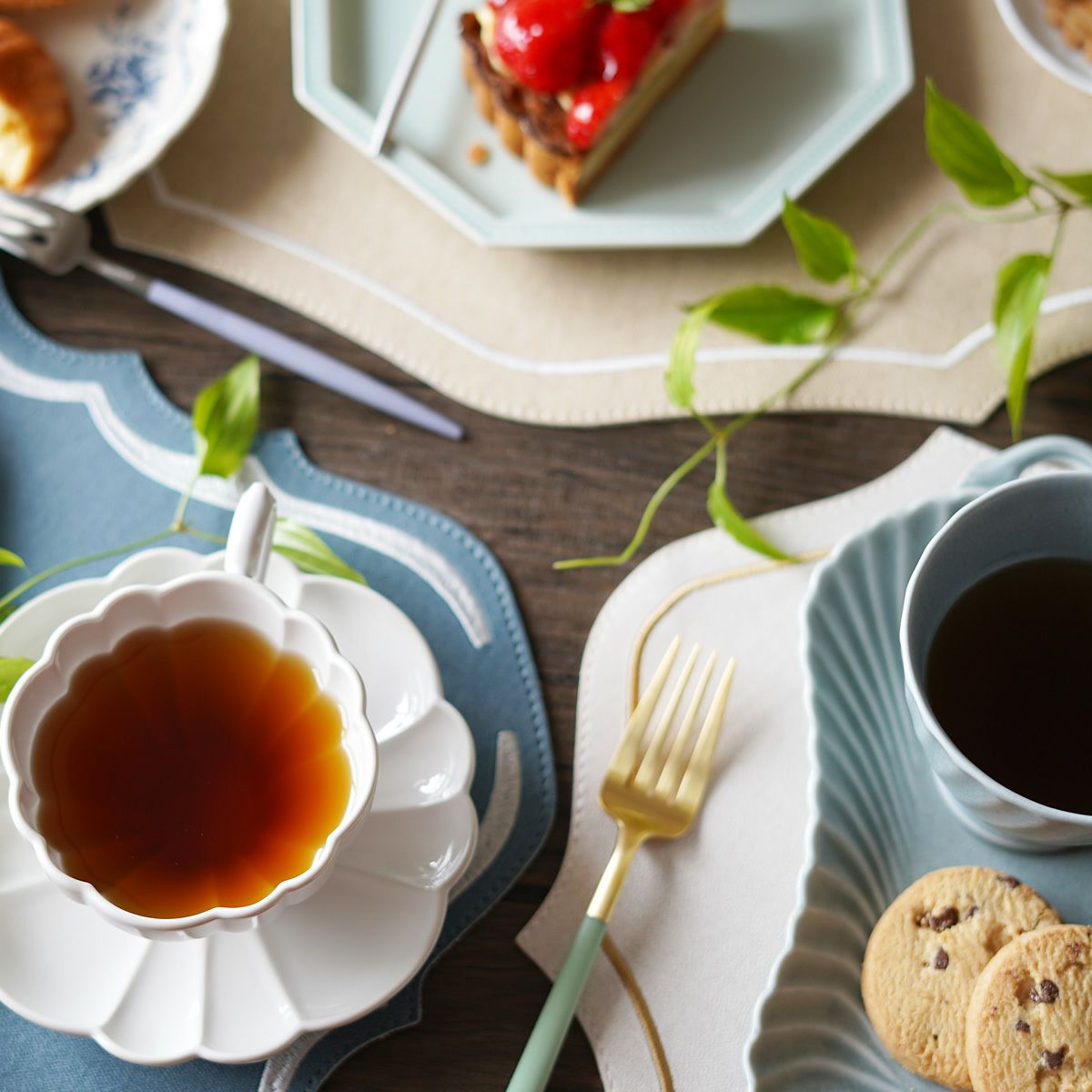 トルコ雑貨 アルテペレ カーリー プレースマット／ランチョンマット デニム調 ホワイト／ピンク 35×48cm PVC加工合皮製 撥水加工