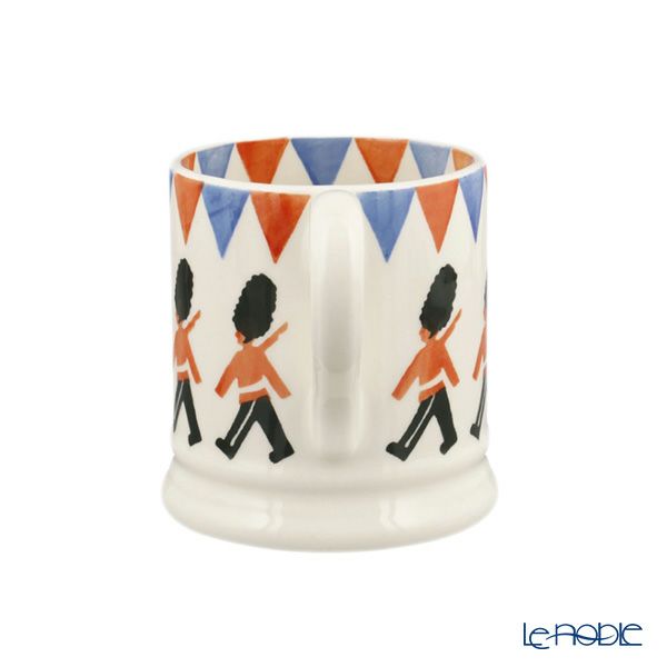 エマ・ブリッジウォーター TROOPING THE COLOUR マグカップ 340ml 24AW