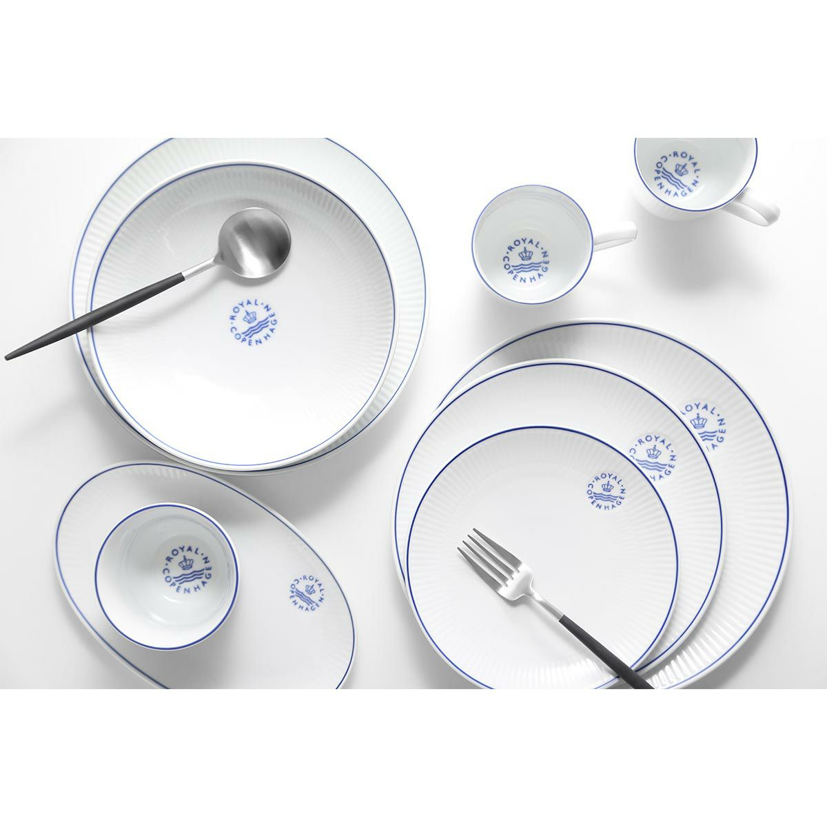 ロイヤルコペンハーゲン（Royal Copenhagen）ブルーライン クーププレート 23cm 1658733／1058881