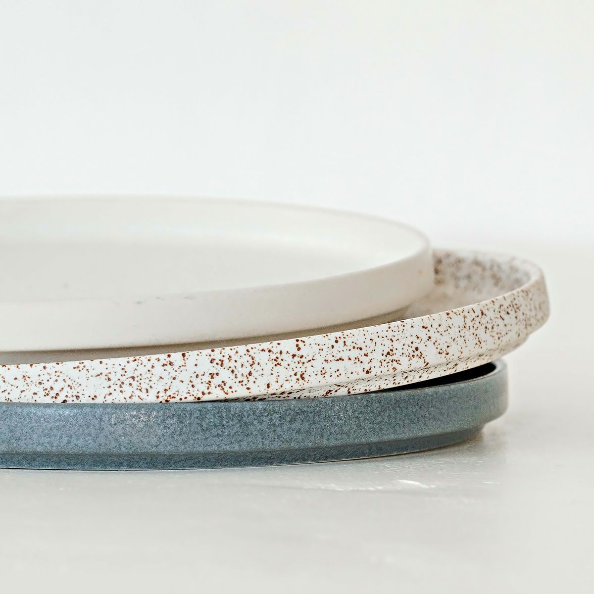 きほんのうつわ 切立プレート（高台付き） 白 21cm 滝呂焼 ※原料の一部にリサイクル土を利用