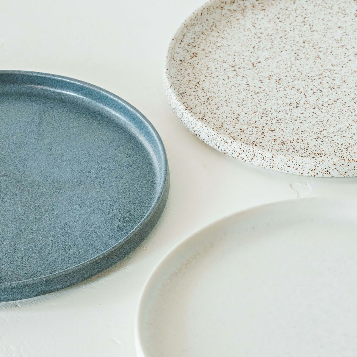 きほんのうつわ 切立プレート（高台付き） 灰 21cm 滝呂焼 ※原料の一部にリサイクル土を利用