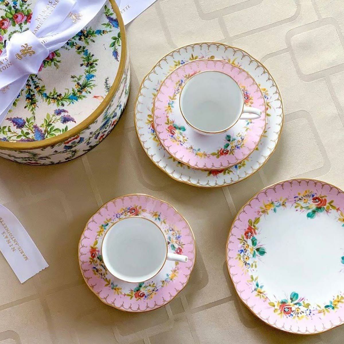 ニナス オリジナル マリーアントワネット 1775 トリオセット B （ホワイトふちプレート）