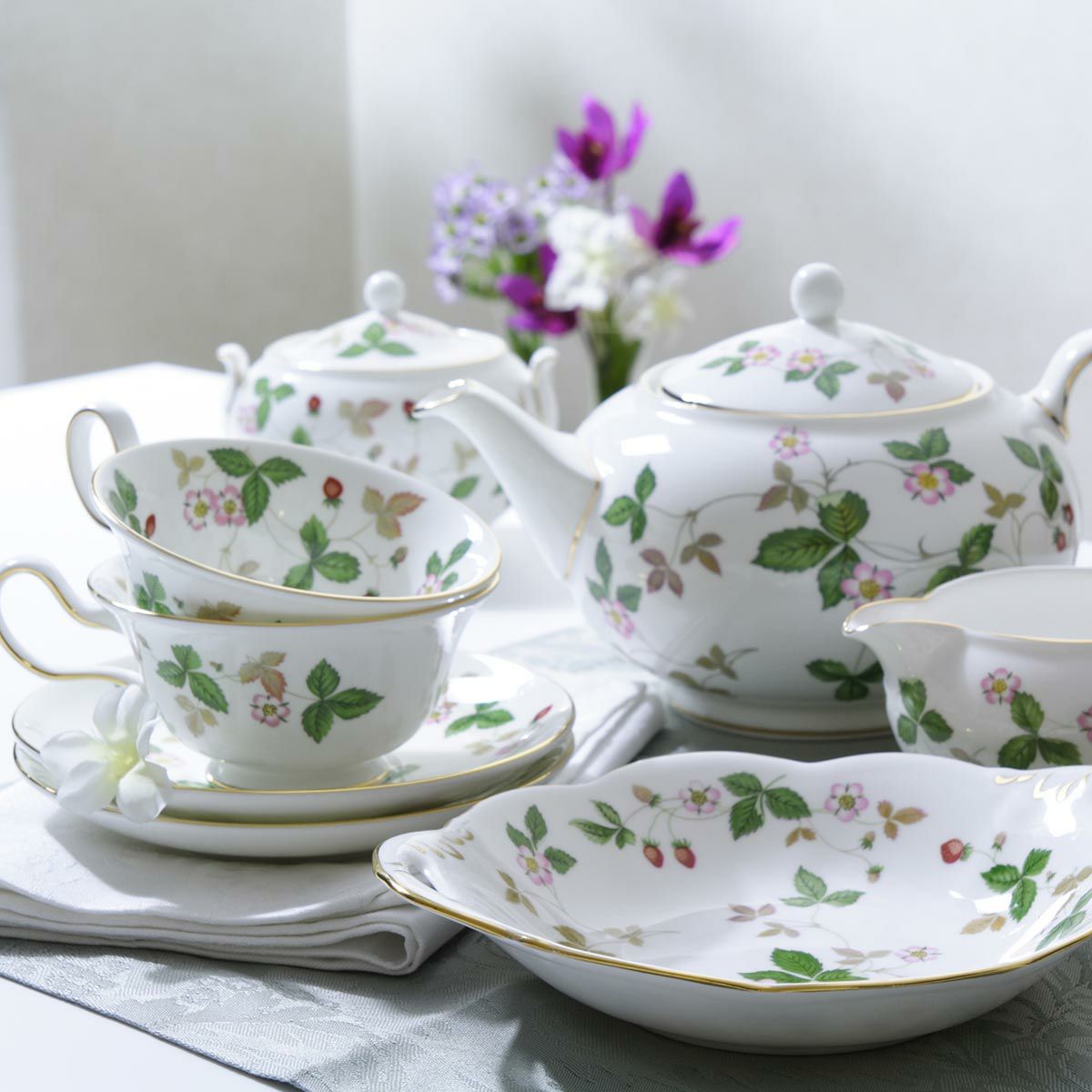 ウェッジウッド（Wedgwood） ワイルドストロベリー ティーカップ＆ソーサー（ピオニー）200ml ペア 【ブランドボックス付】