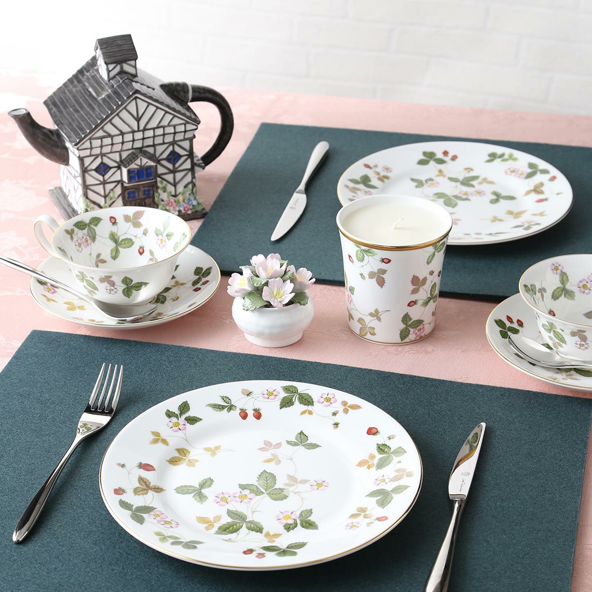 ウェッジウッド（Wedgwood） ワイルドストロベリー ティーカップ＆ソーサー（ピオニー）200ml ペア 【ブランドボックス付】