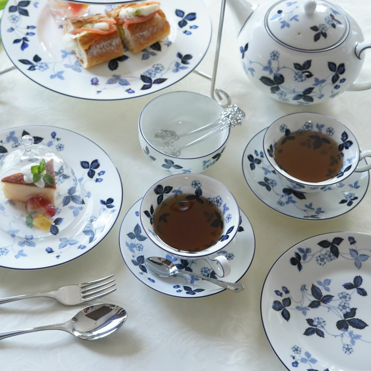 ウェッジウッド（Wedgwood） ストロベリーインクブルー ティーカップ＆ソーサー ピオニー 200ml ペア