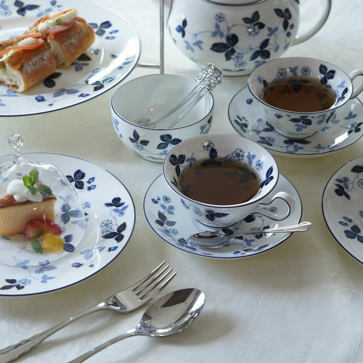 ウェッジウッド（Wedgwood） ストロベリーインクブルー ティーカップ＆ソーサー ピオニー 200ml ペア