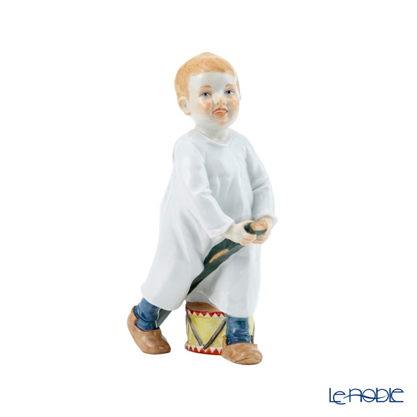 【メーカー取り寄せ商品】マイセン（Meissen） ヘンチェルの子供シリーズ 棒遊びをする子供 18.5cm 73365／900100